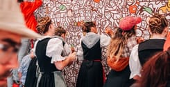 Ehrendamen machen mit beim Livepainting der GLKB am ESAF